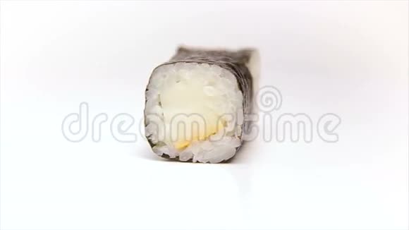 熏鱿鱼肉卷日本传统食物寿司卷白色背景视频的预览图