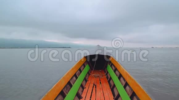 阴天里在英利湖乘船视频的预览图