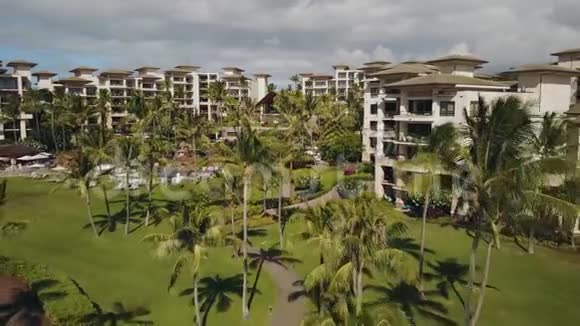 夏威夷毛伊岛鸟瞰图上热带自然中的豪华5montagekapalua度假村视频的预览图
