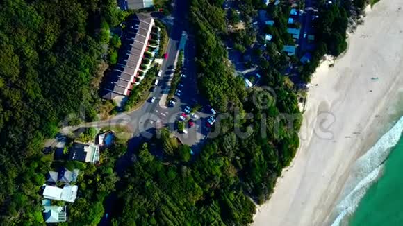 在一个小镇停车森林海滩视频的预览图
