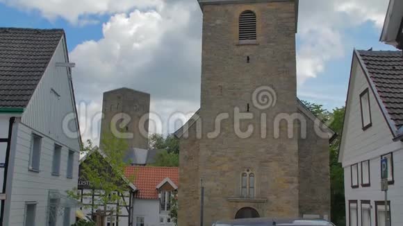 中世纪的教堂塔顶着湛蓝的天空视频的预览图