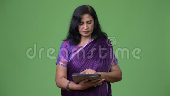 成熟的印度美女使用数码平板电脑视频的预览图