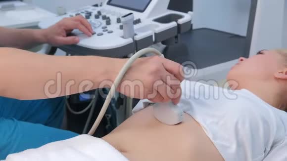 腹部超声对临床年轻女性的诊断视频的预览图