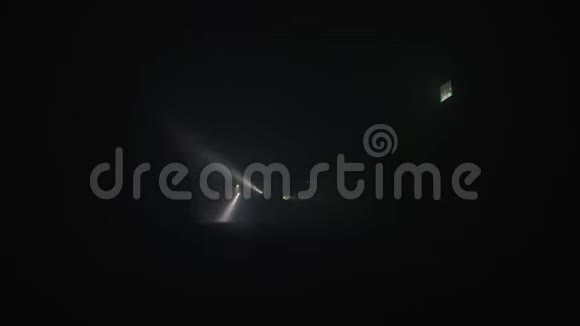 救援人员使用手电筒在黑暗的隧道内搜寻幸存者视频的预览图