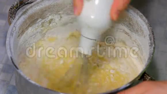 糕点厨师混合了奶油的配料在馅饼碗里视频的预览图