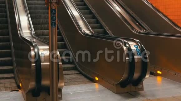 地铁大型现代化自动扶梯四车道无人上下移动的无人扶梯视频的预览图