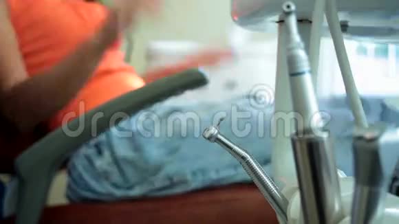牙科椅上的年轻病人视频的预览图