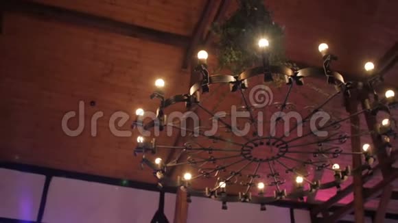 旧中古堡的哥特式吊灯视频的预览图
