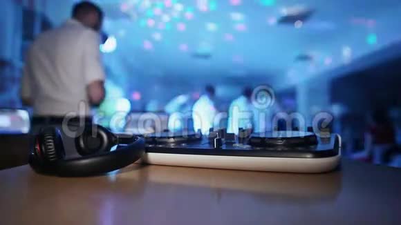 与跳舞的人聚会上的DJ转盘视频的预览图