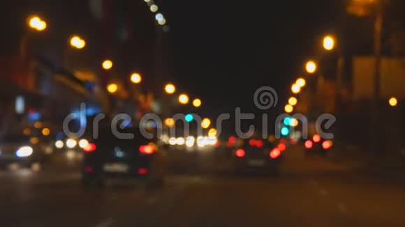 夜间街景模糊夜晚灯火通明视频的预览图