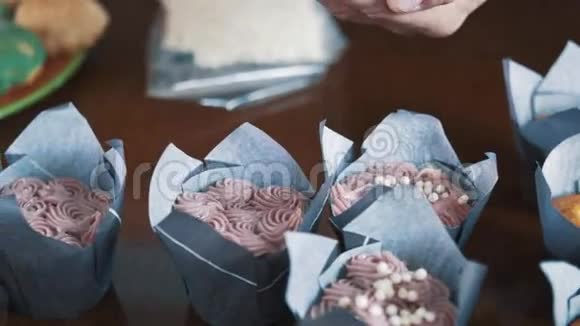 糕点厨师男性手装饰松饼与米泡球视频的预览图
