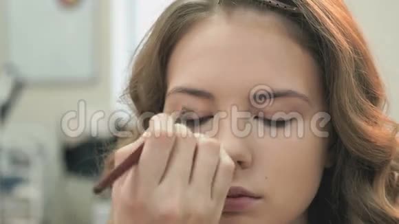 化妆师给年轻女孩化妆视频的预览图