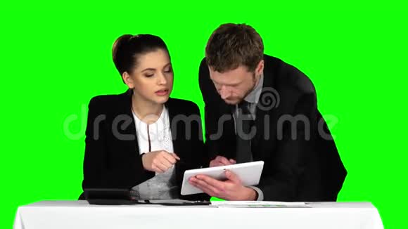 商务男女在办公室大厅使用笔记本电脑绿色屏幕视频的预览图