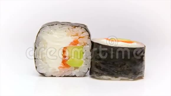 蛋糕牛油果寿司卷与鲑鱼牛油果和奶酪旋转白色背景循环准备好视频的预览图