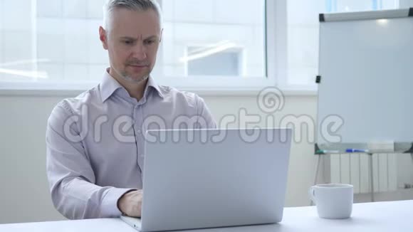 愤怒的商人在工作笔记本电脑时大喊大叫视频的预览图