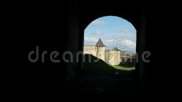从隐藏城堡的青山拱下眺望视频的预览图