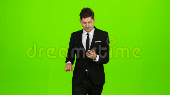 盖伊看着手机上的照片发现了一张照片列表绿色屏幕视频的预览图