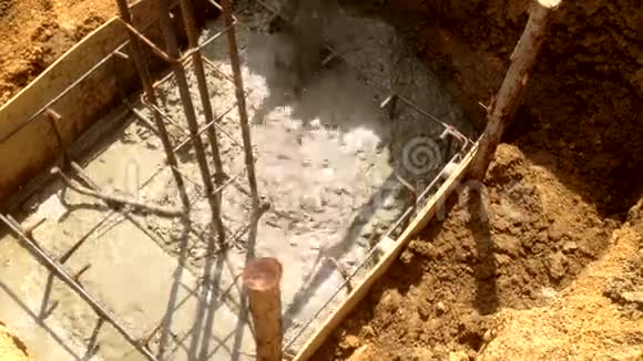 柱箱浇筑混凝土施工人员视频的预览图