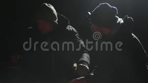 两个高加索朋友的夜射在篝火旁进行讨论视频的预览图