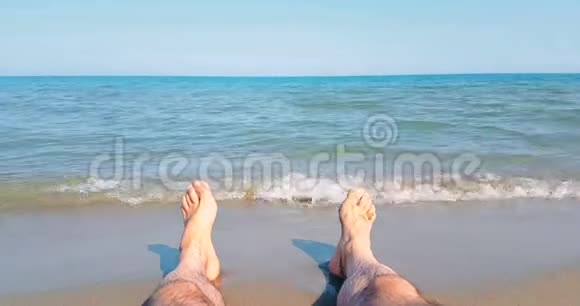 放松的人站在热带加勒比海沙滩上享受金色的沙滩度假放松和旅行视频的预览图