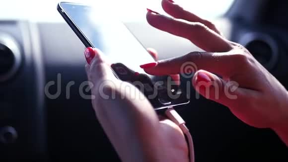 乘客坐在车里手里拿着电话手指沿着显示器移动高清1920x1080视频的预览图