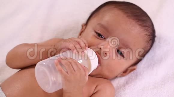 小男孩从瓶子里喝牛奶视频的预览图