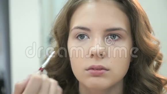 化妆师给年轻女孩化妆视频的预览图