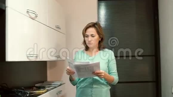 一个年轻女人检查文件公用事业账单视频的预览图