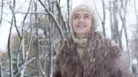 喜欢下雪的漂亮女孩慢动作视频的预览图