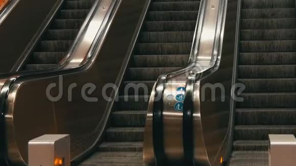 地铁大型现代化自动扶梯四车道无人上下移动的无人扶梯视频的预览图
