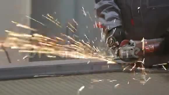 切割机器金属研磨火花苍蝇从圆圈视频的预览图