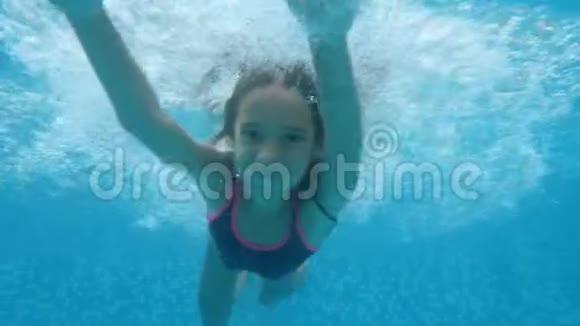 布鲁内特少女在水下游泳水下射击4k慢动作视频的预览图