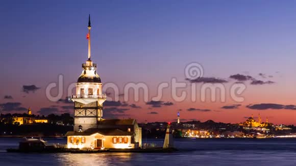 少女塔或KizKulesi夜间在伊斯坦布尔Bosphorus上乘坐浮动旅游船的时间推移视频的预览图