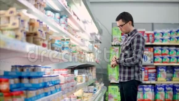 购物中心的人选择婴儿食品视频的预览图