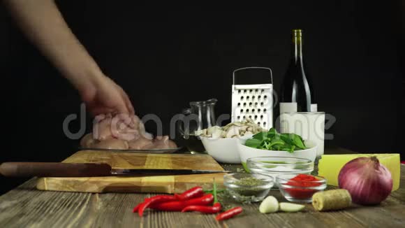一个女人在木桌上切新鲜蔬菜的高视角视频的预览图