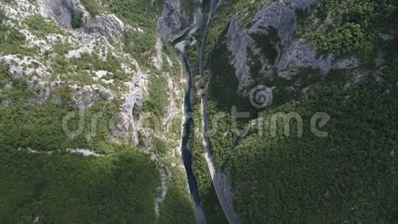 莫拉卡河峡谷的鸟瞰图视频的预览图