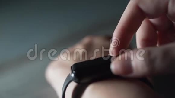 用她的新黑色智能手表近距离拍摄女人的手视频的预览图