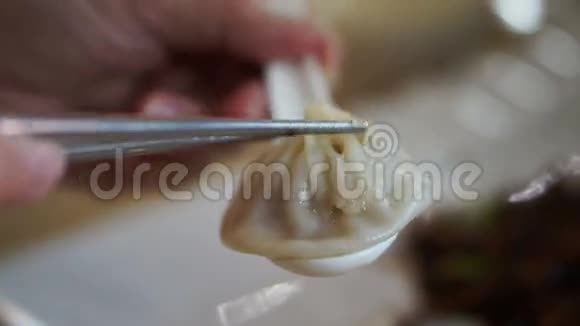 蒸汽汤饺子小龙宝辣的中国点心在餐馆吃饭视频的预览图