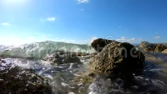 海浪拍打在岩石海滩上视频的预览图
