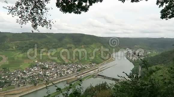 莱茵兰法尔茨Moselle河Bruttig村全景德国观赏堰和葡萄园视频的预览图