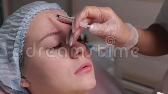 医生在中年妇女前额眉间注射面部提升注射以消除面部皱纹视频的预览图