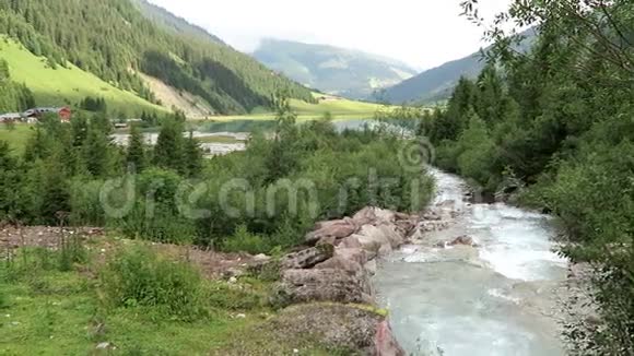 格洛斯河流经蒂罗尔奥地利的野生格罗斯河谷视频的预览图