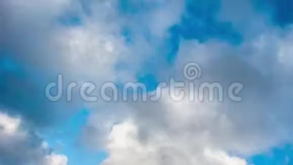蓝天上白云移动的时间推移视频的预览图