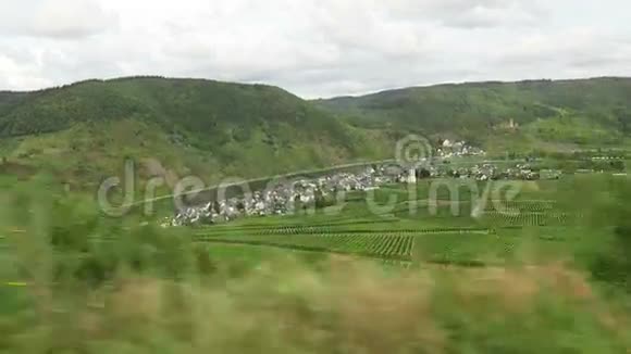 在莫赛尔河的葡萄园里开车在莱茵兰法尔茨的背景村德国视频的预览图