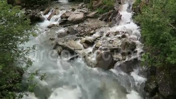 格洛斯河流经蒂罗尔奥地利的野生格罗斯河谷视频的预览图