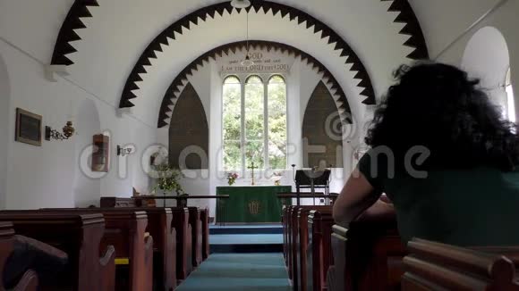 一个女人在白色的小教堂里视频的预览图