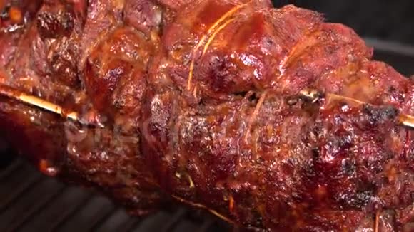 香浓的羊肉腿是用煤气烤架上的串烤的视频的预览图