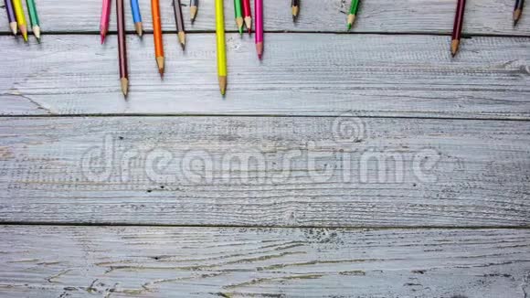 木背景上彩色铅笔的时间推移停止运动动画视频的预览图