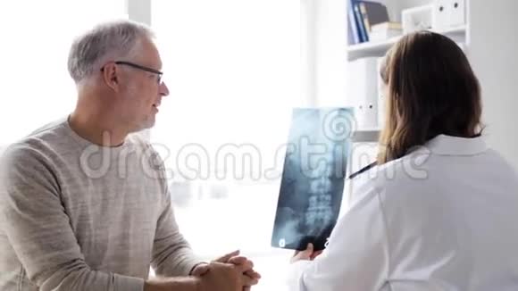 脊柱x光片医生和73医院的老人视频的预览图