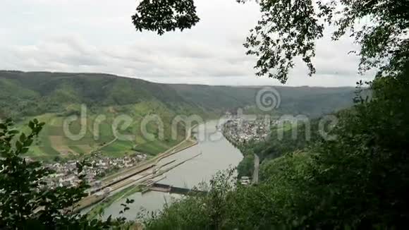 莱茵兰法尔茨Moselle河Bruttig村全景德国观赏堰和葡萄园视频的预览图